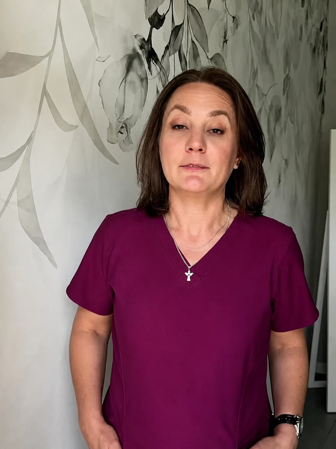 Oksana Sokolova, podolożka Pedi Vibe, w bordowym stroju zabiegowym
